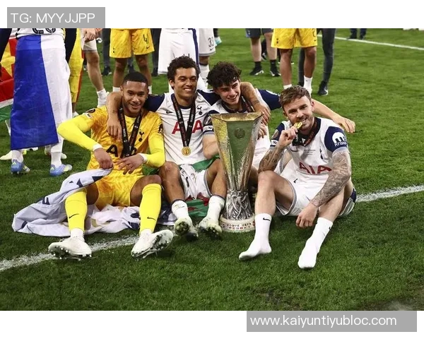 布伦南约翰逊热刺百场里程碑庆祝海报在社交媒体发布