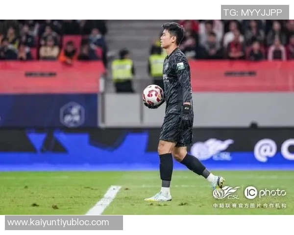 上海海港在中超联赛第29轮中以三球优势战胜浙江俱乐部绿城展现强劲实力